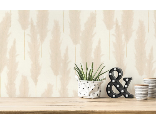 Dekorative Tapete mit Pflanzenmotiv und Gegenstände auf einem Tisch