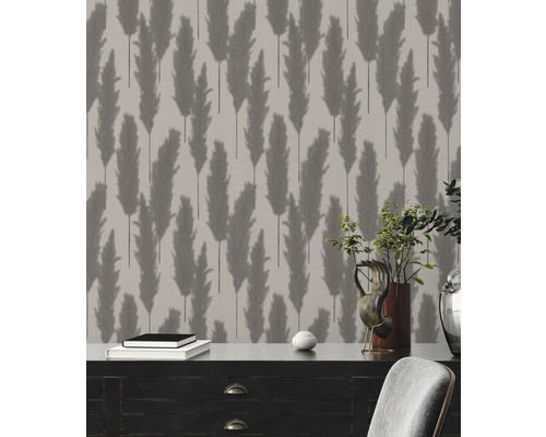 Dekoratives Zimmer mit Tapete mit Federgras-Motiv