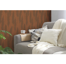 Wohnzimmer mit grauer Couch, Kissen, Decke und Tapete mit Grasmotiv