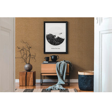 Wohnraum mit Kommode, Dekoration und gemusterter Tapete