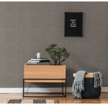 Papier peint à motifs dans un salon avec commode, décoration et panier