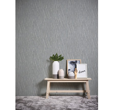 Scène avec papier peint à motifs, banc et objets de décoration