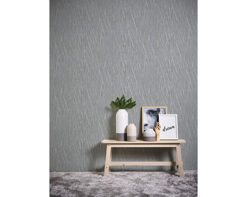 Scène avec papier peint à motifs, banc et objets de décoration