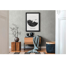 Espace de vie avec papier peint à motifs, commode en bois et éléments décoratifs