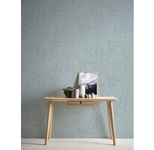 Vue d''une pièce avec papier peint à motifs, table et décoration