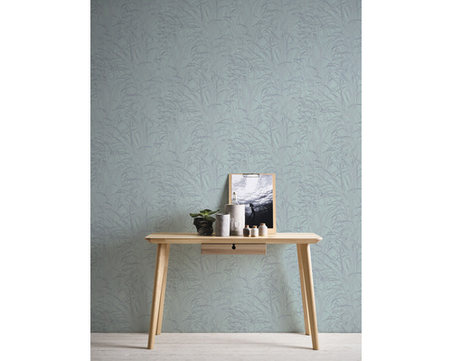 Vue d''une pièce avec papier peint à motifs, table et décoration