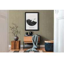 Wohnraum mit Textiltapete, Holzkommode und Dekorationen