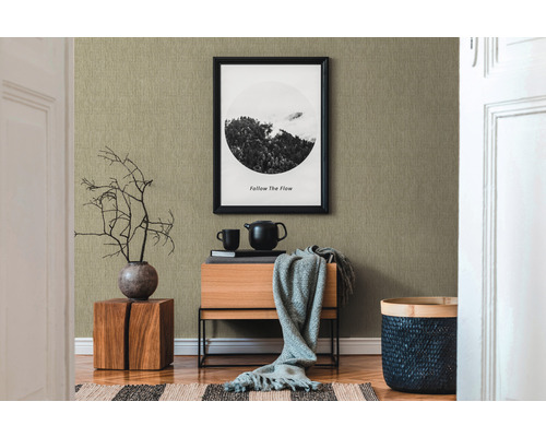 Wohnraum mit Textiltapete, Holzkommode und Dekorationen