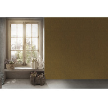 Innenraum mit Fenster, Dekoration und brauner Tapete