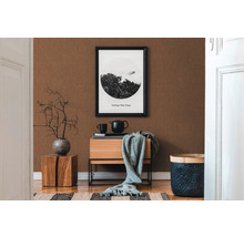 Dekoratives Zimmer mit brauner Tapete, Holzmöbeln und einer Schwarzweiß-Fotografie