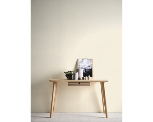 Schreibtisch mit Dekoration und Bild an der Wand