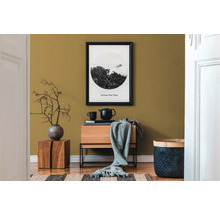 Dekoratives Wohnzimmer mit Holzmöbeln, Textilien und einem gerahmten Bild an der Wand