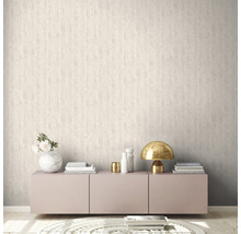 Salon lumineux avec papier peint texturé et mobilier minimaliste