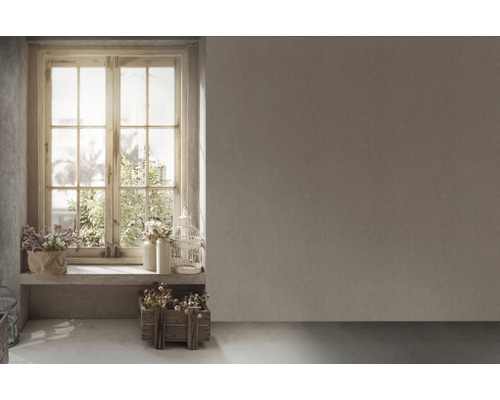 Helles Zimmer mit Fenster, Blumenarrangements und leerer Wand