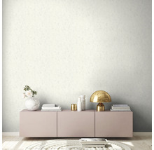 Wohnraum mit gemusterter Tapete in Creme