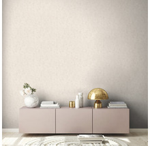 Heller Raum mit gemusterter Tapete, Kommode und Dekoration