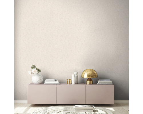 Heller Raum mit gemusterter Tapete, Kommode und Dekoration