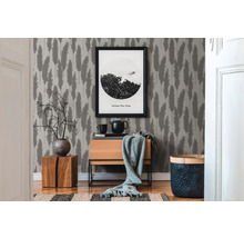 Dekoratives Zimmer mit gemusterten Tapeten, Holzmöbeln und dekorativen Accessoires für ein gemütliches Ambiente.