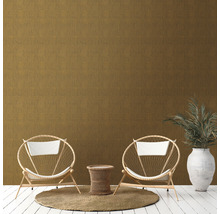 Wohnraum mit Textiltapete, zwei Stühlen, einem Tisch und einer Pflanze im Topf.