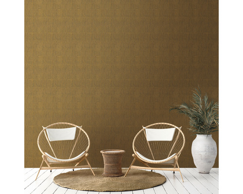 Wohnraum mit Textiltapete, zwei Stühlen, einem Tisch und einer Pflanze im Topf.