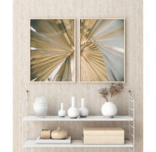 Deux gravures botaniques encadrées avec des motifs de feuilles de palmier au-dessus d''une étagère blanche avec des objets de décoration