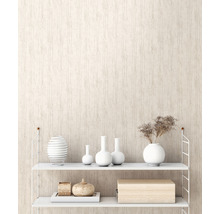 Étagère avec objets de décoration devant un mur structuré