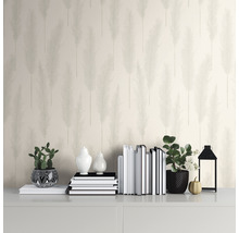 Dekorative Tapete mit Pflanzenmuster in einem hellen Raum