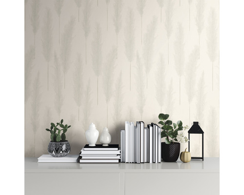 Dekorative Tapete mit Pflanzenmuster in einem hellen Raum