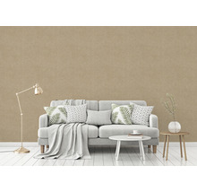 Wohnzimmer mit einer strukturierten Tapete in Leinenoptik