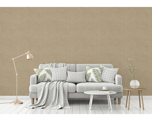 Wohnzimmer mit einer strukturierten Tapete in Leinenoptik