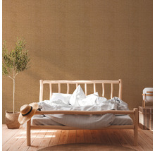 Schlafzimmer mit Holzbett, Pflanze und Struktur Tapete