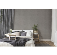 Chambre avec lit, table de chevet et papier peint gris