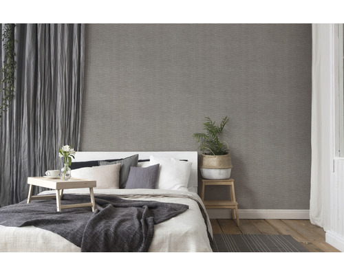 Chambre avec lit, table de chevet et papier peint gris