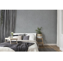 Chambre à coucher avec papier peint gris, lit et décorations