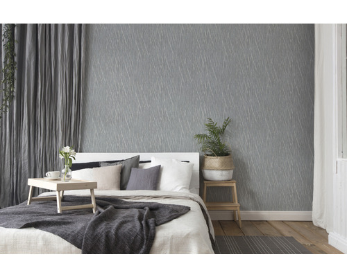 Chambre à coucher avec papier peint gris, lit et décorations