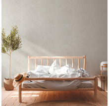 Chambre lumineuse avec lit en bois, plante d''intérieur et papier peint à motifs.