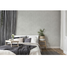 Chambre à coucher avec lit, rideaux et papier peint à motifs