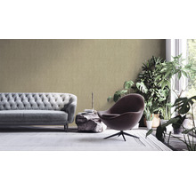 Wohnzimmer mit Sofa, Sessel, Beistelltisch und Zimmerpflanzen vor einer strukturierten Tapete