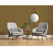 Helles Zimmer mit zwei Sesseln, einem Beistelltisch, einem Spiegel und einer strukturierten Tapete.