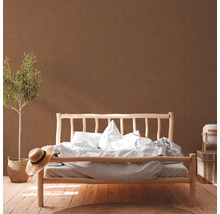 Schlafzimmer mit Holzbett, Baum und brauner Tapete