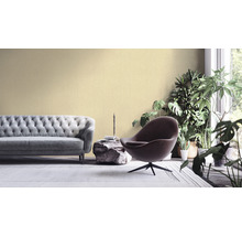 Wohnzimmer mit Sofa, Sessel und Zimmerpflanzen für eine freundliche Atmosphäre.