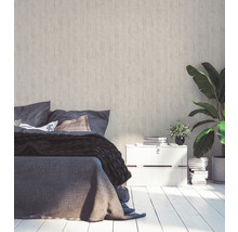 Chambre avec lit, table de chevet et plantes d''intérieur devant un papier peint texturé