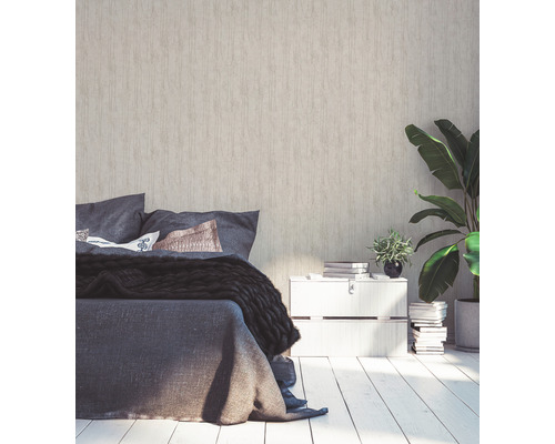 Chambre avec lit, table de chevet et plantes d''intérieur devant un papier peint texturé