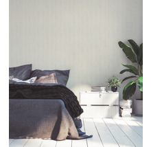 Schlafzimmer mit Bett, Nachttisch und Zimmerpflanzen