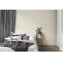 Helles Schlafzimmer mit beiger Tapete, Bett und Vorhängen