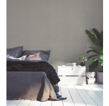 Schlafzimmer mit Bett, Nachttisch und Zimmerpflanzen