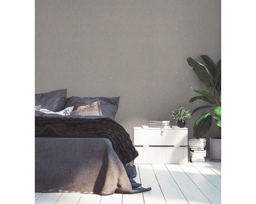 Schlafzimmer mit Bett, Nachttisch und Zimmerpflanzen