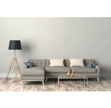 Wohnzimmer mit grauem Sofa, Stehlampe und Couchtisch