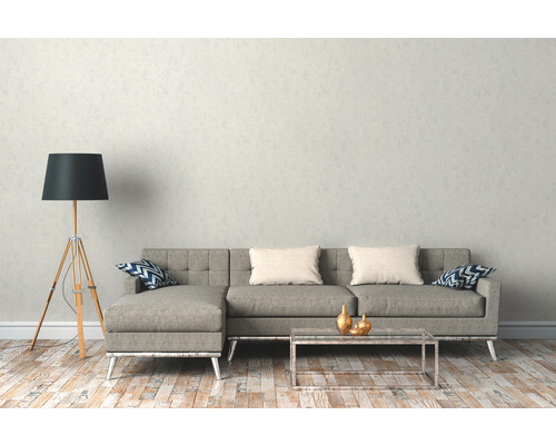 Wohnzimmer mit grauem Sofa, Stehlampe und Couchtisch