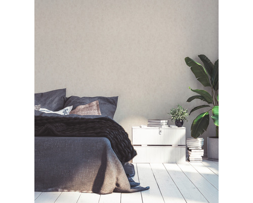 Schlafzimmer mit Bett, Nachttisch, Zimmerpflanze und dekorativer Wand